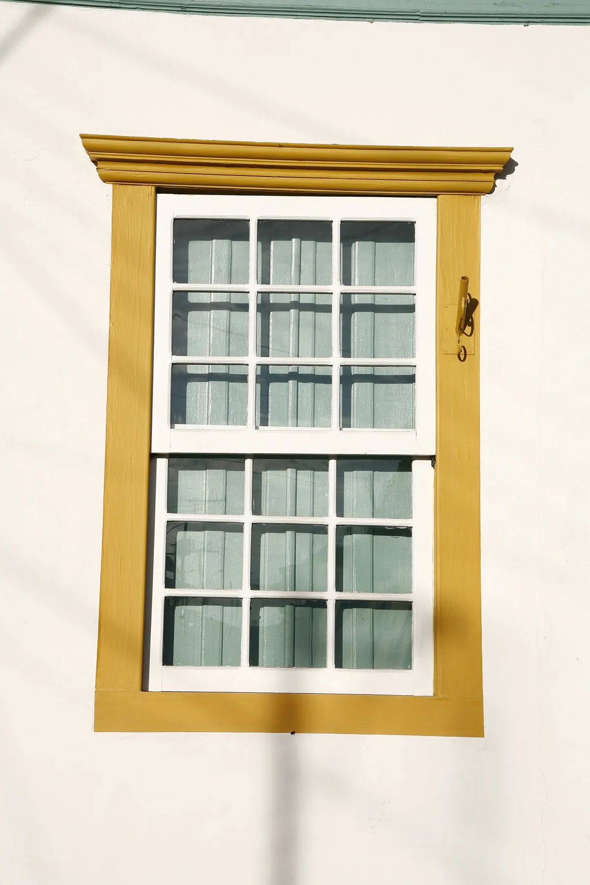 exterior window trim window in colonial house in paracatu colonial tow